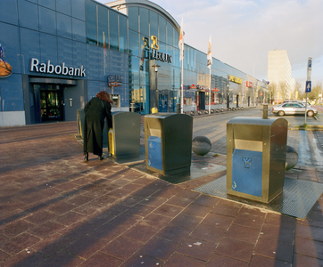 840876 Afbeelding van de onlangs geplaatste ondergrondse afvalcontainers bij het winkelcentrum Kanaleneiland ...